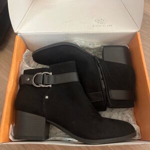Low cut black boots
